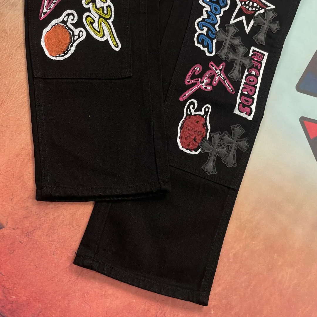 🅿️280 🔘Style number-KL168 🔘Croxin𝐂𝐡𝐫𝐨𝐦𝐞 𝐇𝐞𝐚𝐫𝐭 Sex Recprds limited edition black multi-element graffiti work jeans* produced by Croxin, the texture is simply invincible! It is a specially customized model made by Master DIY. It is unique, so you don’t have to worry about collisions at all! The various colorful graffiti elements on the pants, such as stars, lips and other patterns, are particularly eye-catching and full of street fashion. The three-dimensional cutting version is loose and comfortable, regardless of body shape. No matter you are tall or short, fat or thin, you will look taller and slimmer when wearing it. The same style for men and women, it can also be used as couple pants, it’s so versatile! The workmanship is even more exquisite, every detail is handled superbly, and the shape is stylish and crisp. No matter what season it is, these pants can easily be fashionable. They match well with any top and are a must-have for your wardrobe! The matching suggestions are as follows: Trendy hip-hop style: Pair the upper body with a loose colorful hooded sweatshirt, such as fluorescent green, bright orange and other bright colors. Wearing a baseball cap of the same color, large-frame sunglasses, a pair of high-top AJ sneakers, and a large-capacity backpack, the look is full of hip-hop style. Cool and handsome functional style: Wear a black bottoming shirt inside, a military green functional jacket outside, and black tactical boots. Tie a metal chain around your waist to add street coolness. If you go to a music festival or a trendy party, you will be the center of attention. Simple casual style: Pair with a simple white cotton T-shirt, a denim jacket, and white shoes. The overall design is simple and casual, suitable for daily shopping and dating, and can easily create a comfortable and fashionable feel.  Size: S M L XL (28.30.32.34) Color: Black